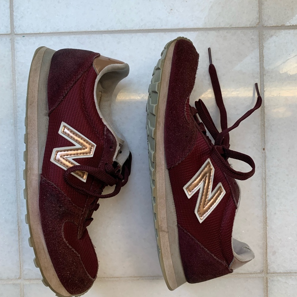 Women’s New Balance Maroon Sz 9 shoes